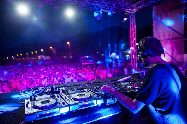 DJ